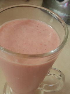 Una foto de Jugo de avena con fresas