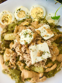 Una foto de Ensalada templada de judías verdes, atún y espárragos con salsa de aguacate y queso light