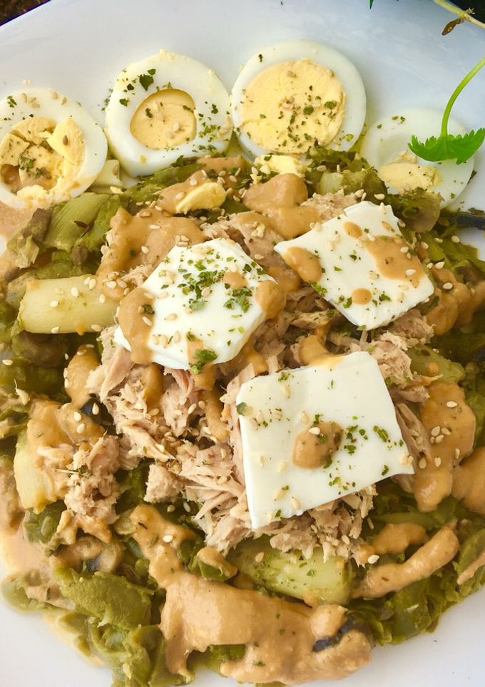 Una foto de Ensalada templada de judías verdes, atún y espárragos con salsa de aguacate y queso light