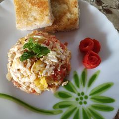 A picture of Scrambled Eggs with Toast Buns.