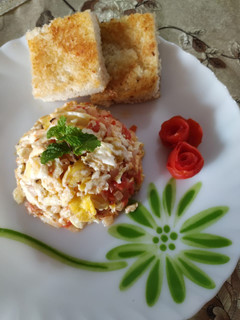 A picture of Scrambled Eggs with Toast Buns.