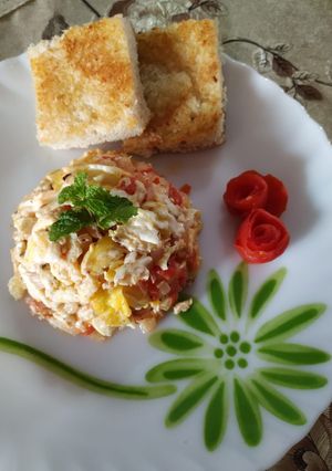 A picture of Scrambled Eggs with Toast Buns.