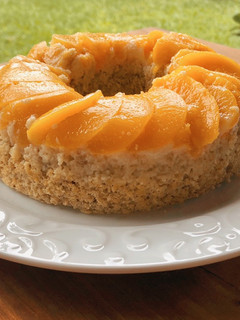 Una foto de Torta invertida de durazno y avena