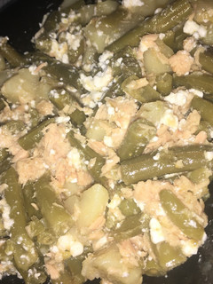 Una foto de Habichuelas con patatas, atún y queso fresco
