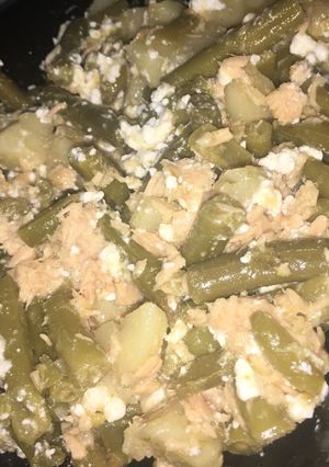 Una foto de Habichuelas con patatas, atún y queso fresco