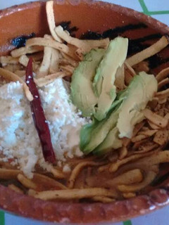 Una foto de Sopa azteca o de tortilla