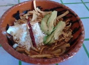Una foto de Sopa azteca o de tortilla