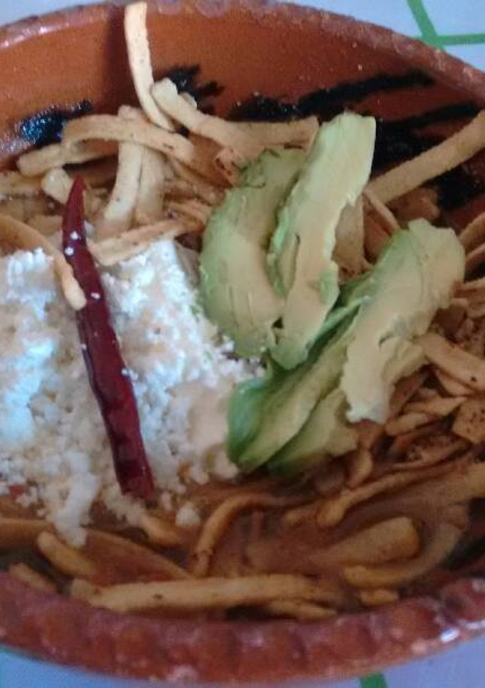 Una foto de Sopa azteca o de tortilla