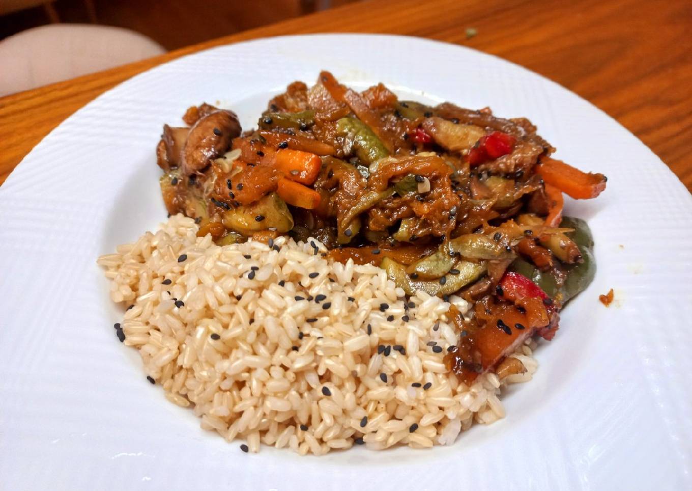 Wok de vegetales con arroz yamaní
