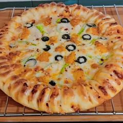 A picture of Chicken Minced Corner Filled Pizza 🍕🍕🍕.