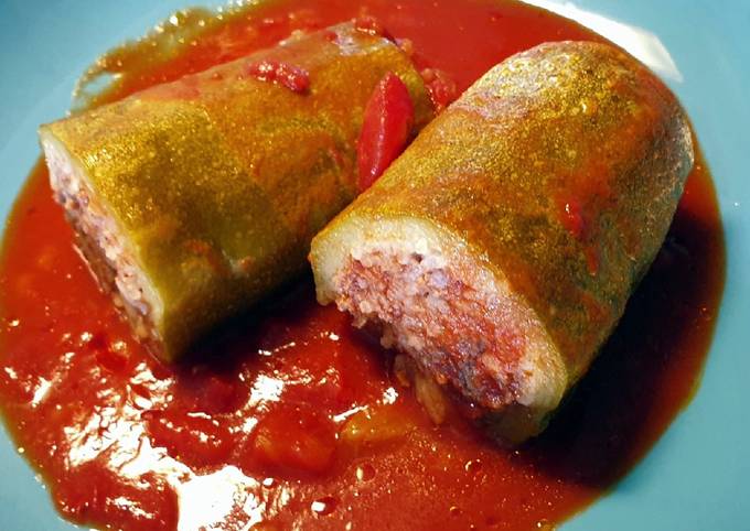 Stuffed courgettes in tomato sauce