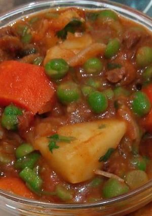 A picture of Beef Stew mixed with Waru and Peas.