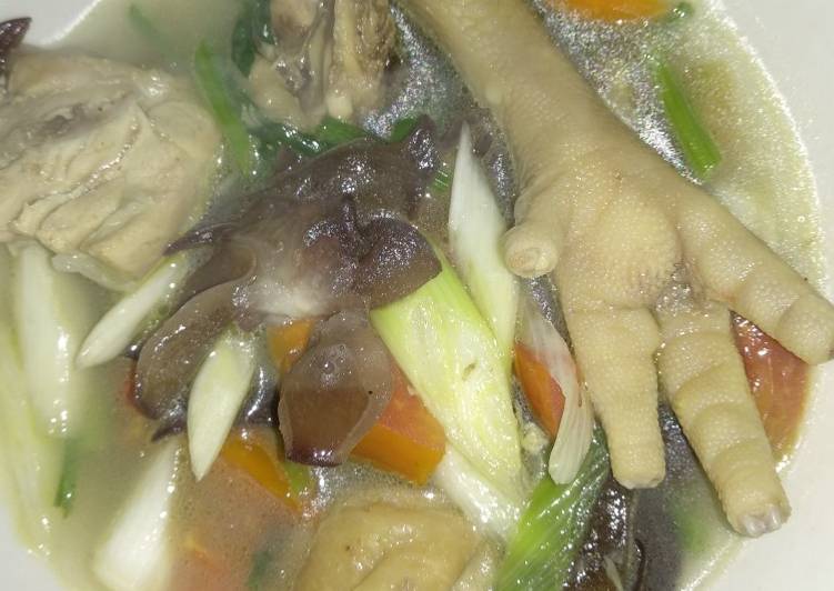 Bagaimana Menyiapkan Sup ayam jamur kuping yang Bikin Ngiler