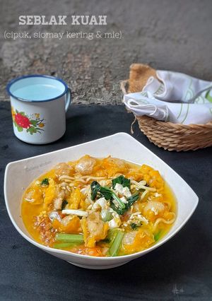 Foto resep Seblak Kuah (cipuk, siomay kering & mie)