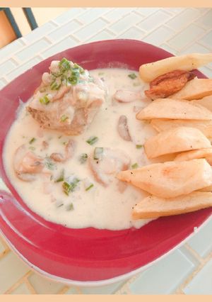 Una foto de Pollo en crema con champiñones!¡