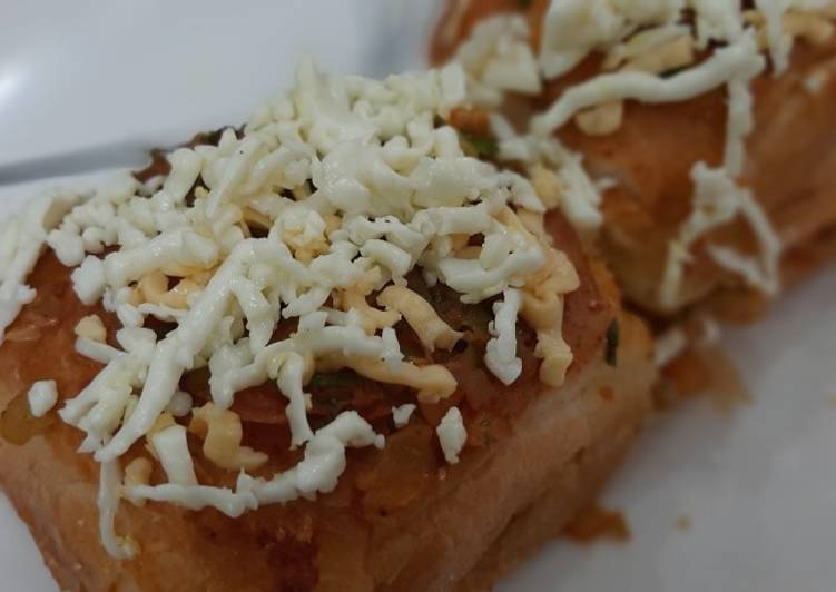 Step-by-Step Guide to Make Appetizing Masala Chessy Pav | Quick Recipe For Collage Students