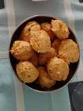 Gougères au fromage dorées et croustillantes