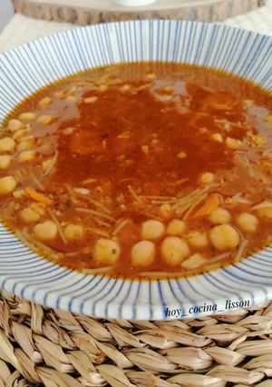 Una foto de Sopa de garbanzos con fideos