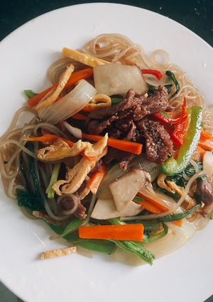Hình của món Miến trộn Hàn Quốc.