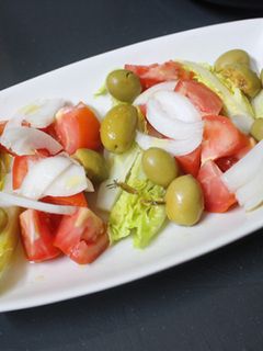 Una foto de Ensalada de lechuga y tomate con cebolla