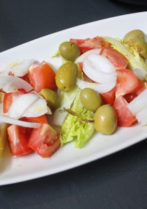 Foto principal de Ensalada de lechuga y tomate con cebolla