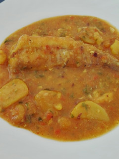 Una foto de Guiso de colas de rape y gambas