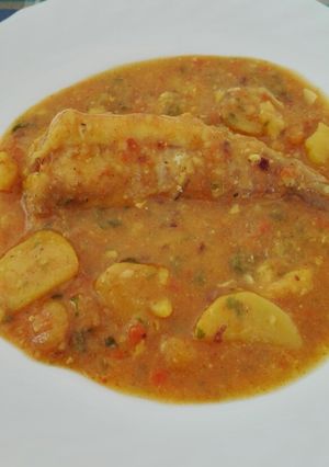 Una foto de Guiso de colas de rape y gambas