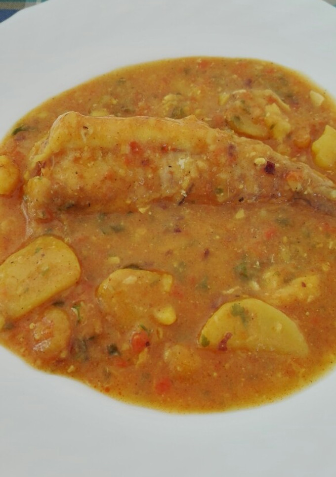 Una foto de Guiso de colas de rape y gambas