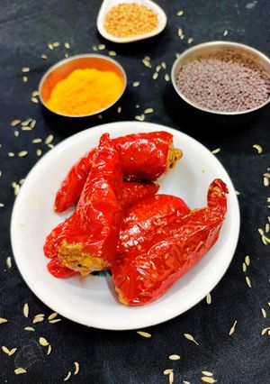 भरवा लाल मिर्च अचार (bharwa lal mirch achar recipe in Hindi) रेसिपी मुख्य फोटो
