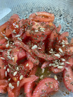 Una foto de Ensalada de tomates con semillas