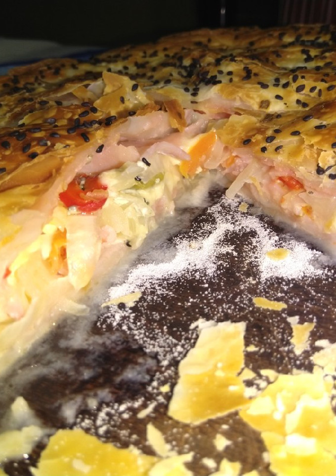 Una foto de Tarta de jamón, queso tomate y cebolla