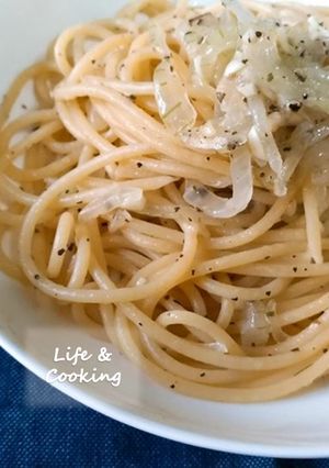 A picture of [Lin's Bistro] Garlic Olive Oil Spaghetti.