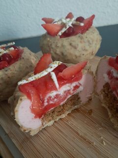 Une photo de Entremets fraise-pistache