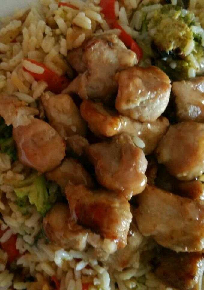 Una foto de Lomo con arroz y verduras al estilo oriental