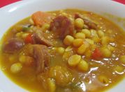 Una foto de garbanzos con longaniza