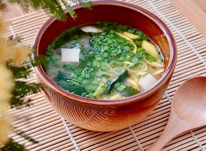 Hình của món Súp Miso Rong Biển Đậu Hủ Nấm Mỡ.