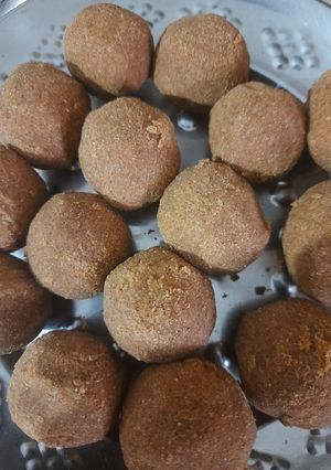 बेसन के लड्डू(besan laddu recipe in hindi) रेसिपी मुख्य फोटो