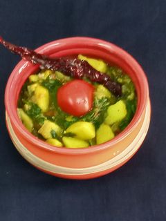 આલુ પાલક (Aloo Palak Recipe In Gujarati) રેસીપી મુખ્ય ફોટો