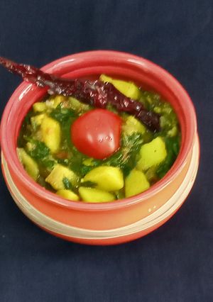 આલુ પાલક (Aloo Palak Recipe In Gujarati) રેસીપી મુખ્ય ફોટો