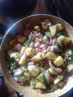 A picture of Bacon and potatoes.