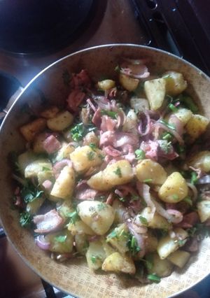 A picture of Bacon and potatoes.