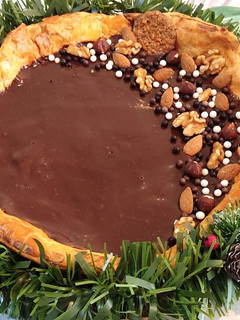 Una foto de Tarta fácil de turrón y chocolate