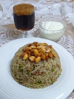 صورة لوصفة رز باللحمة المفرومة والبازيلاء