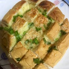 A picture of Garlic pull out bun.