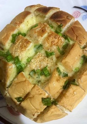 A picture of Garlic pull out bun.