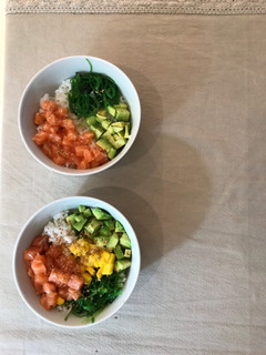 Una foto de Poke bowl de salmón