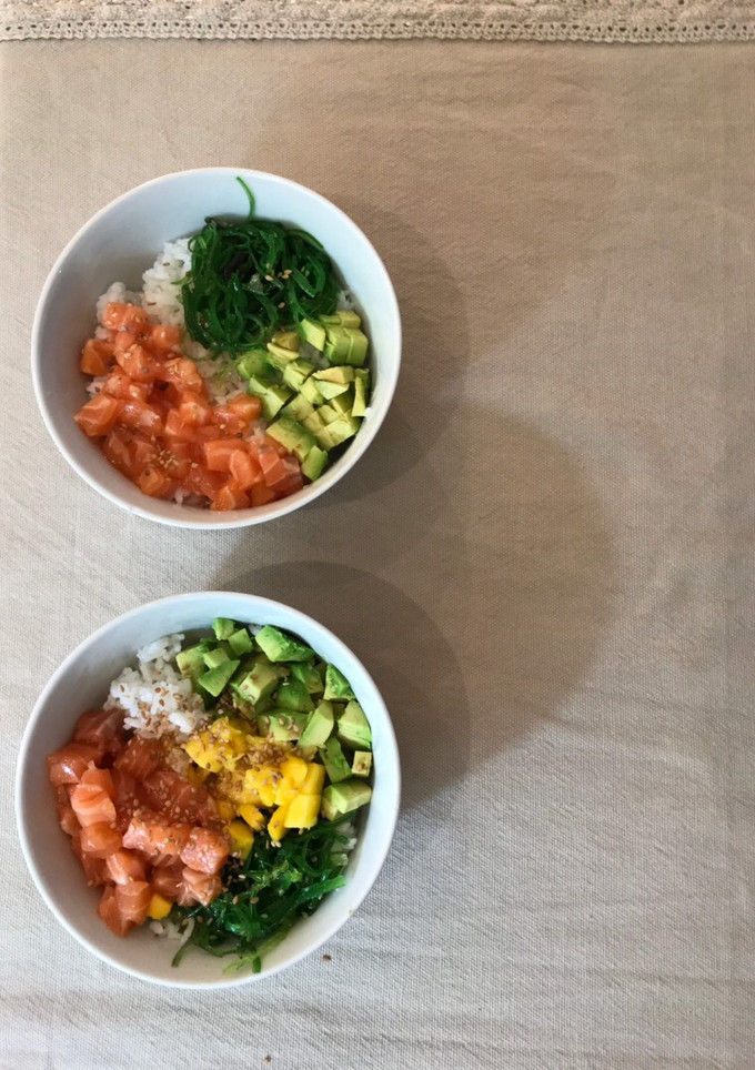 Una foto de Poke bowl de salmón