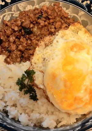 Foto resep Thai Chicken Basil with Fried Egg- Kao Pad Gaprao Gai Kai Dao