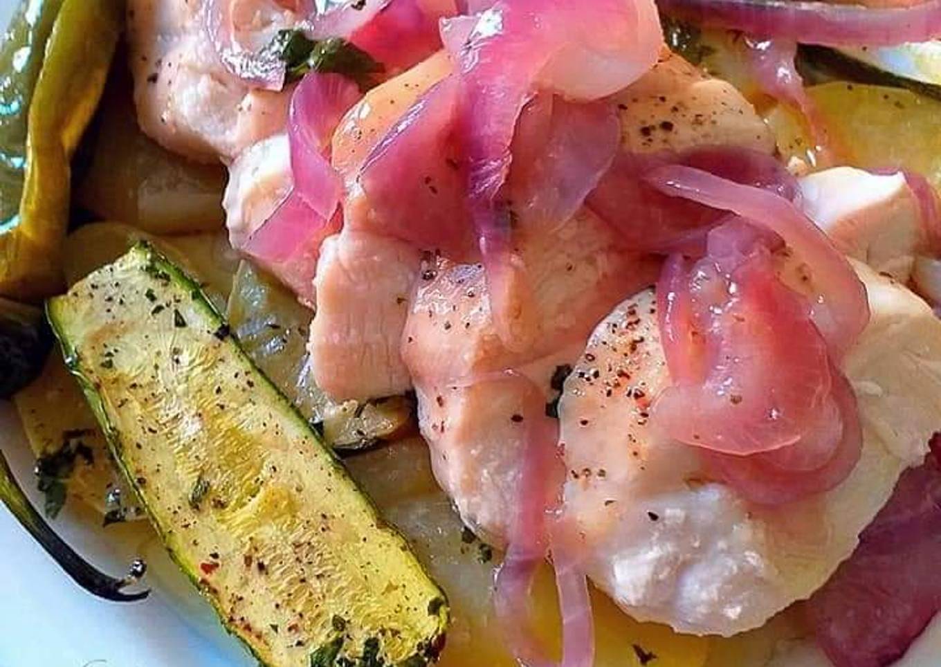 Pechuga de pollo al horno con mantequilla y cebollas moradas