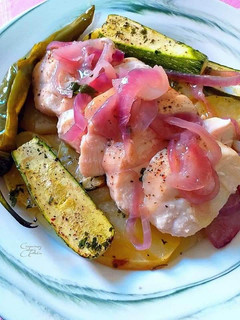 Una foto de Pechuga de pollo al horno con mantequilla y cebollas moradas